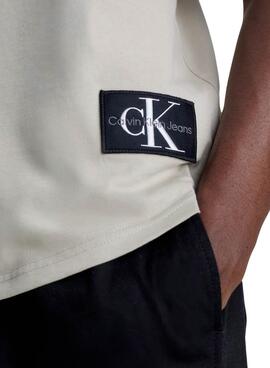 T-Shirt Calvin Klein Jeans Badge Gira Beige