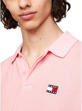 Polo Tommy Jeans Reg Badge Rosa per Uomo.