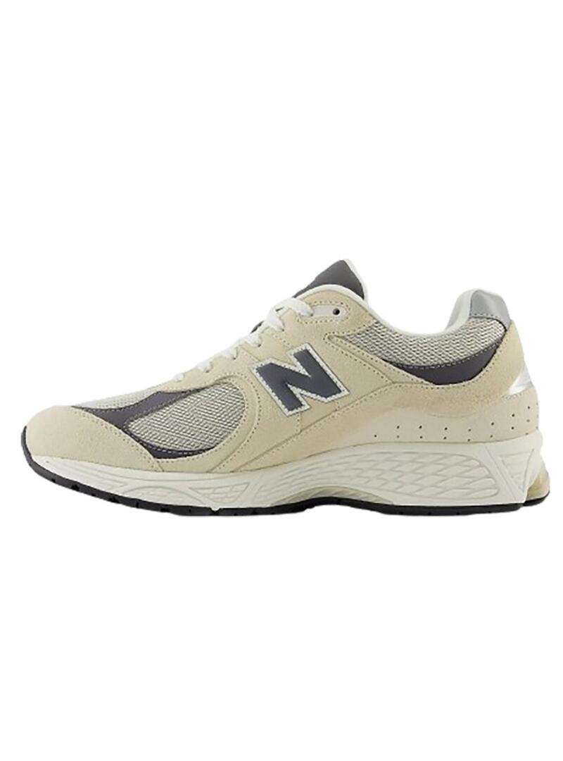 Scarpe da ginnastica New Balance M2002 beige e grigie per uomo.