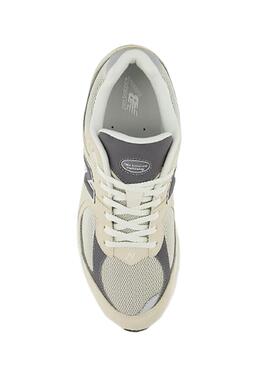 Scarpe da ginnastica New Balance M2002 beige e grigie per uomo.