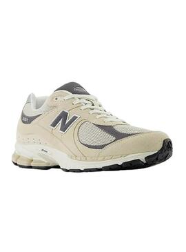 Scarpe da ginnastica New Balance M2002 beige e grigie per uomo.