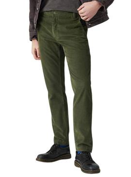 Pantaloni Levis XX Chino Standard Taper in Velluto Verde per uomo