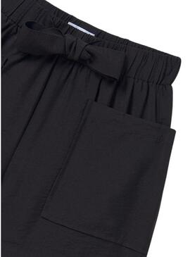 Pantaloni corti Mayoral neri con tasche per ragazze.