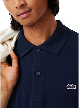Polo Lacoste a coste blu scuro per uomo.
