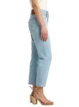 Pantaloni di jeans Levis 501 crop denim chiaro per donna.