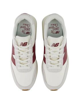 Sneakers New Balance U370 bianche e granate per donna e uomo.