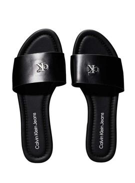 Sandali Calvin Klein neri piatti da donna.