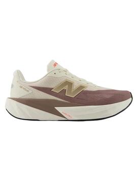 Scarpe da ginnastica New Balance Fuelcell Rebel V5 beige e lilla per uomo.