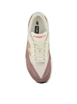 Scarpe da ginnastica New Balance Fuelcell Rebel V5 beige e lilla per uomo.