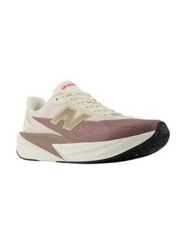 Scarpe da ginnastica New Balance Fuelcell Rebel V5 beige e lilla per uomo.
