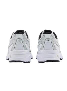 Scarpe New Balance U740 bianche e nere per donna.