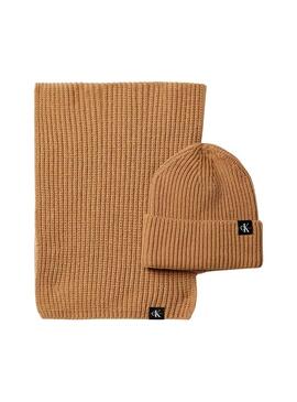 Cappello e sciarpa Calvin Klein color cammello per bambini.
