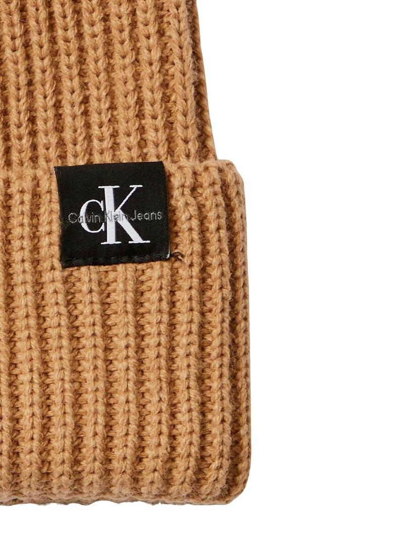 Cappello e sciarpa Calvin Klein color cammello per bambini.