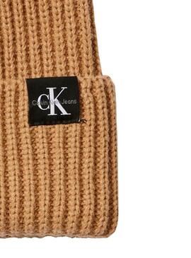Cappello e sciarpa Calvin Klein color cammello per bambini.