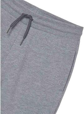 Pantaloni sportivi Mayoral basic grigi chiari per bambini.