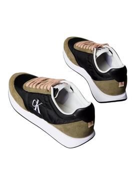 Sneakers Calvin Klein Jeans Retro Runner nere e verdi per donna.