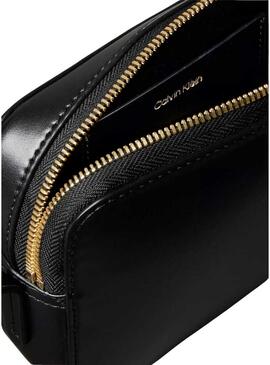 Borsa Calvin Klein a tracolla con logo monogramma nero per donna.