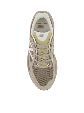 Scarpe New Balance 800 beige e rosa per donna e uomo.