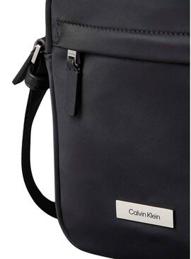Borsa Calvin Klein Reporter in nylon nero per uomo.