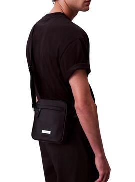 Borsa Calvin Klein Reporter in nylon nero per uomo.