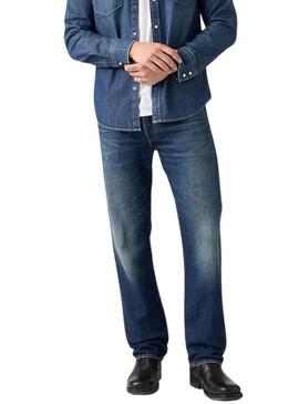 Pantaloni in denim scuro Levis 501 da uomo.