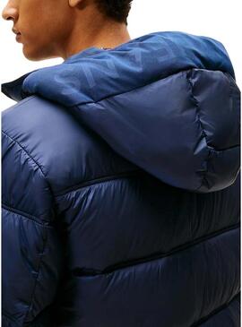 Giacca Tommy Jeans con cappuccio e logo blu per uomo.
