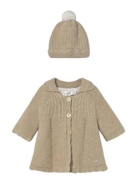 Cappotto e cappello Mayoral in tricot color tostato per neonato.