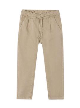 Pantaloni cinesi Mayoral jogger color tostato per bambino.