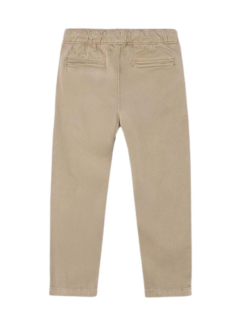 Pantaloni cinesi Mayoral jogger color tostato per bambino.