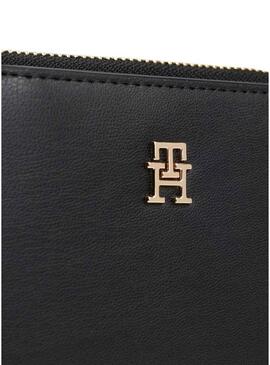 Borsa Tommy Hilfiger Icon nera con patta per donna.