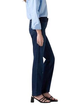 Pantaloni in denim Levis 312 Shaping Slim blu per donna.