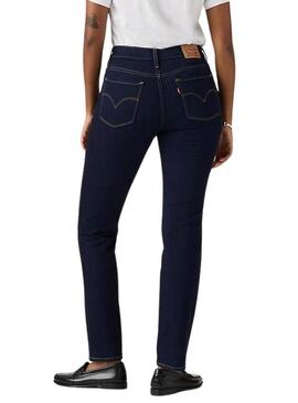 Pantaloni in denim Levis 314 Shaping Straight scuro per donna.