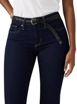Pantaloni in denim Levis 314 Shaping Straight scuro per donna.