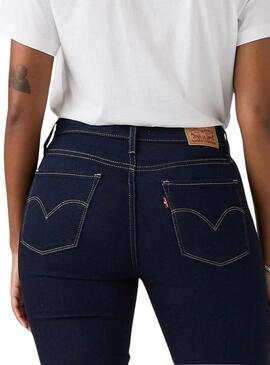 Pantaloni in denim Levis 314 Shaping Straight scuro per donna.