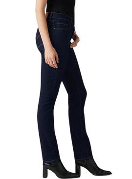 Pantaloni in denim scuro Levis 724 per donna.