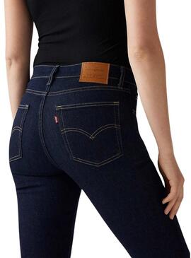 Pantaloni in denim scuro Levis 724 per donna.