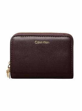 Borsa mediana Calvin Klein con patta bordeaux per donna.