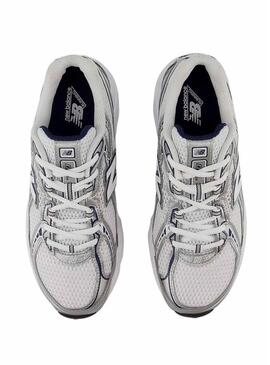 Sneakers New Balance U740 bianche e blu marino per donna.