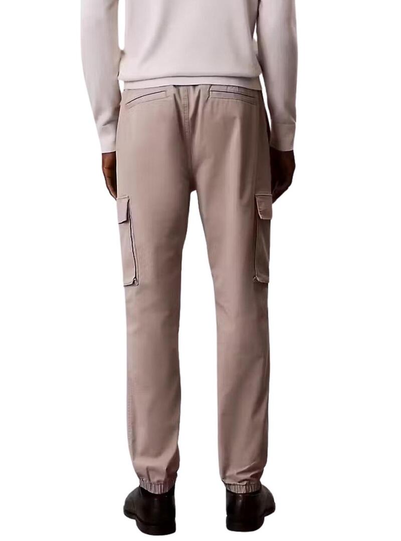 Pantaloni cargo Calvin Klein Jeans Elastic Twill vintage color kaki per uomo.