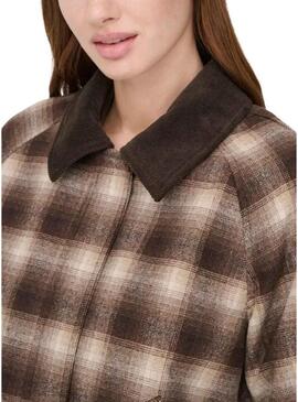 Giacca Only Kine a quadri marrone per donna.