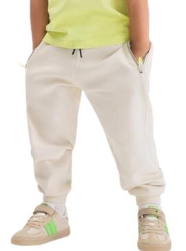 Pantaloni Mayoral bianchi tipo tuta per bambino.