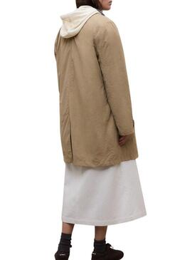 Cappotto impermeabile Ecoalf Packable Verne color tostato per donna.