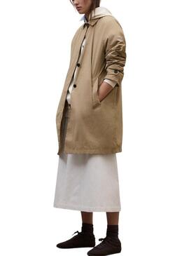 Cappotto impermeabile Ecoalf Packable Verne color tostato per donna.