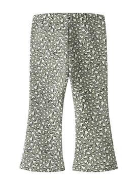 Pantaloni a zampa Name It stampati con cuori verdi per ragazza.