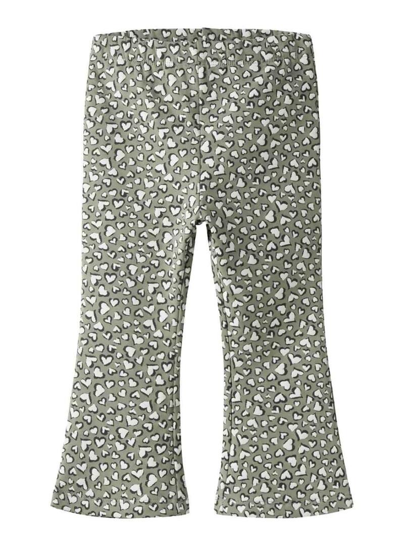 Pantaloni a zampa Name It stampati con cuori verdi per ragazza.