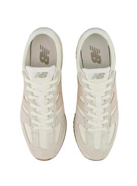 Sneakers New Balance U471 beige e rosa per donna.