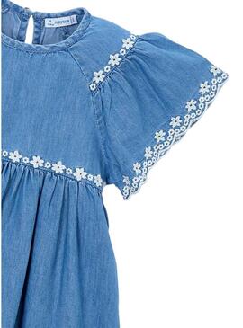 Abito leggero in denim Mayoral con ricami floreali blu medio per bambina.