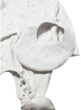 Set Mayoral appena nato con tutina bianca, bavaglino e cappello beige per neonato.