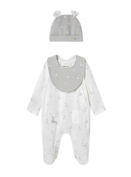 Set Mayoral appena nato con tutina bianca, bavaglino e cappello beige per neonato.