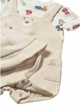 Set Mayoral con peto beige con orso e cappello per neonato.